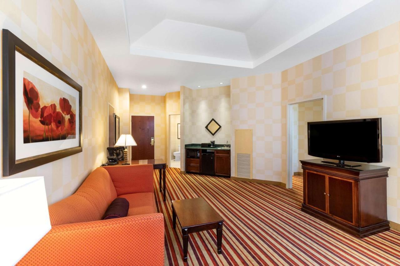 Wyndham Grand Downtown Hotel 4*