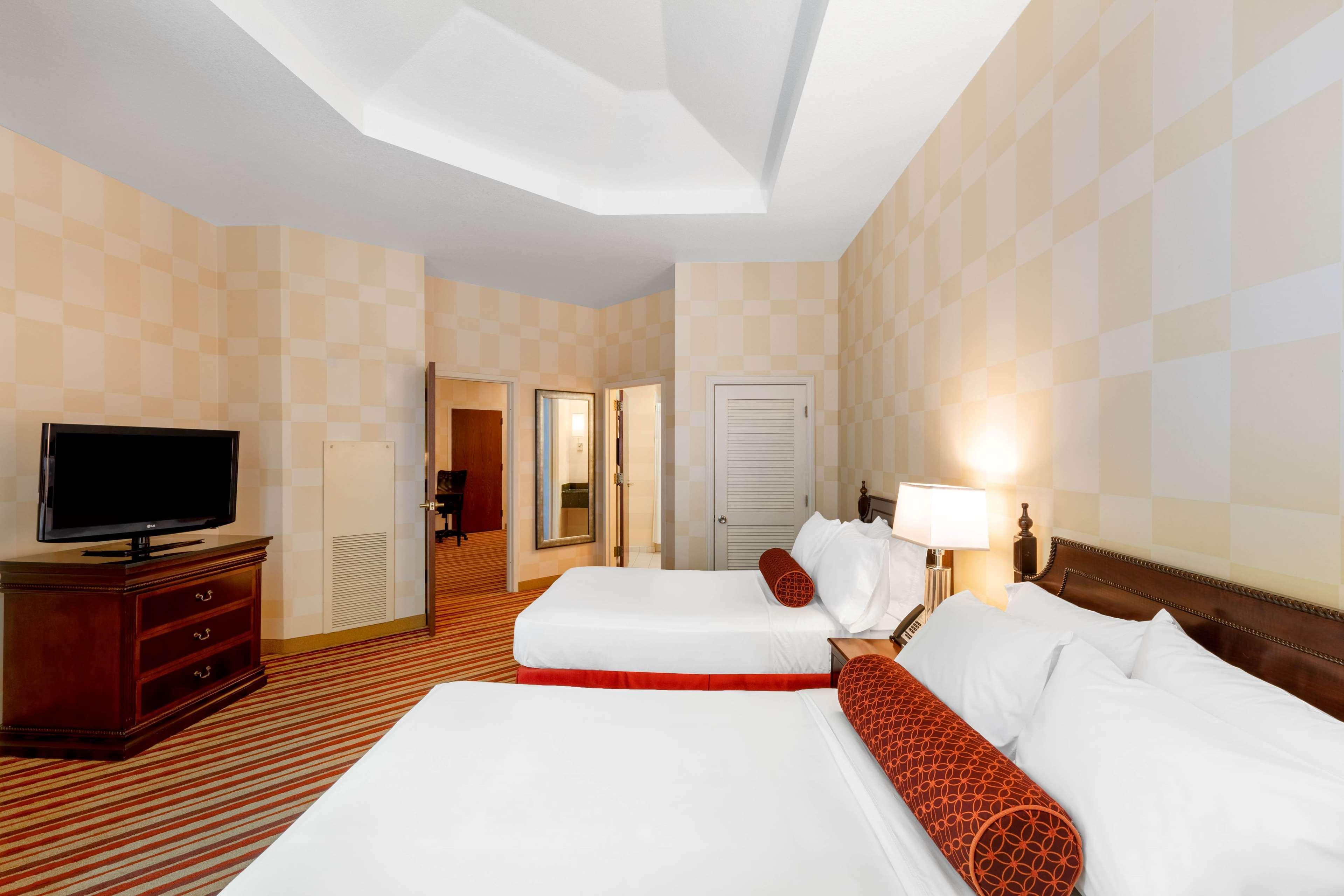 Wyndham Grand Downtown 4*