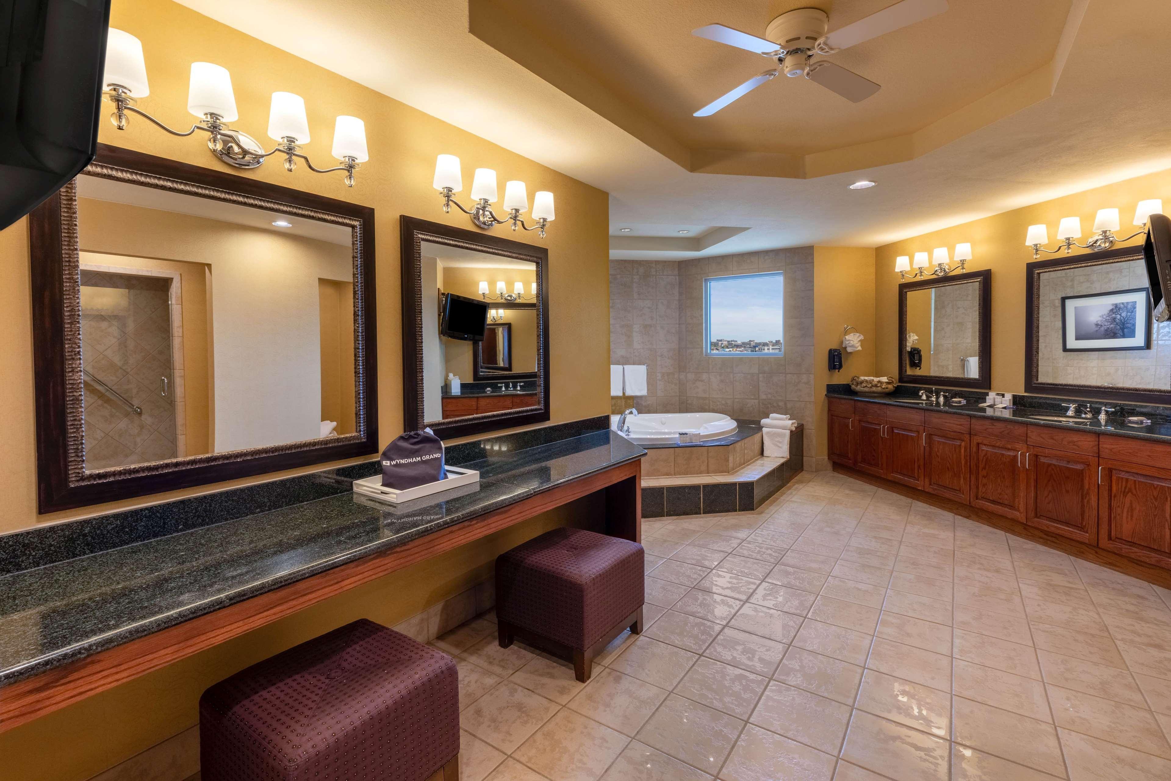 Wyndham Grand Downtown Hotel 4*